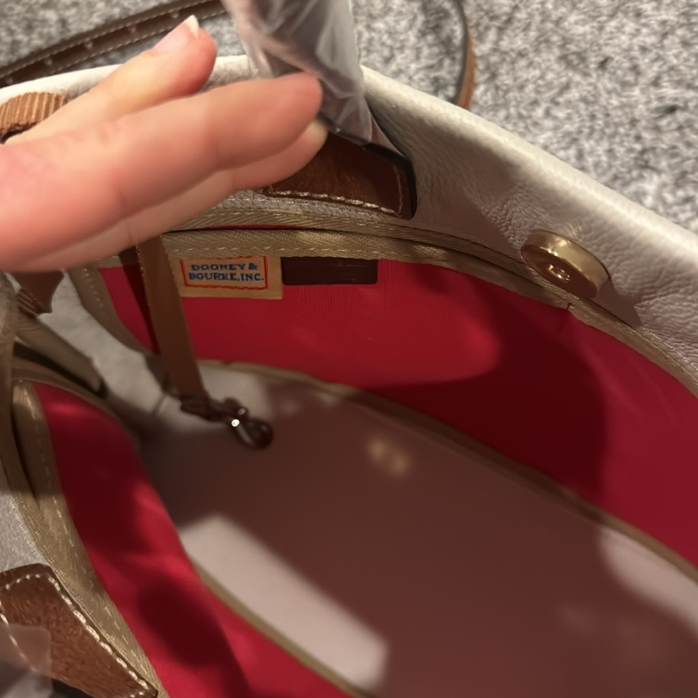 NWT Dooney & Bourke cream and brown leather purse. - Picture 8 of 9